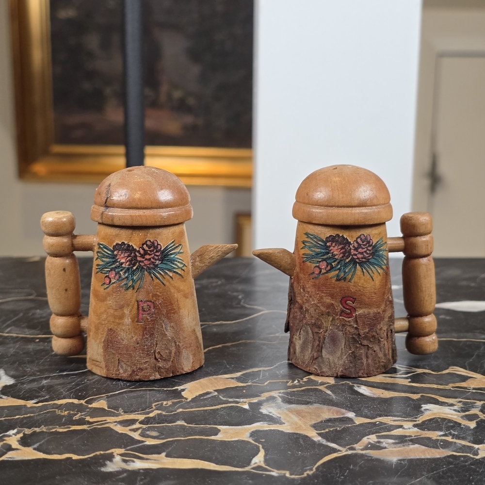 Vintage Rustic Wood Salt & Pepper Shakers Live Edge Bark Cabin Lodge Pinecone